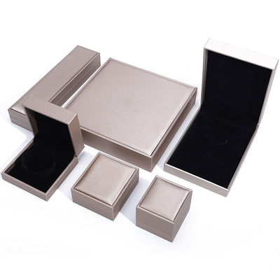 kaufen Quadratische Falschlederschmuckkiste, Elegante gebürstete Schmuckverpackung OEM online manufacture