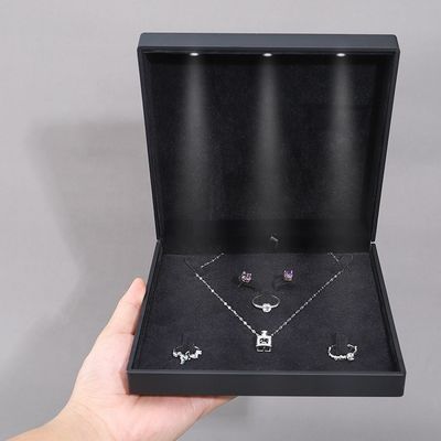 China Fertigung Großhandel hochwertige Led Schmuckschachtel Verpackung Halskette Armband Ring Schmuckschachtel Custom Logo High End Schwarz Kunststoff Led Schmuckschachtel mit Licht