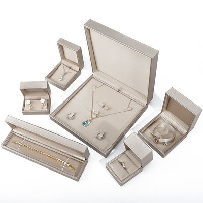 kaufen Off Weiß Elegantes Weiches Falsches Leder Schmuck Schließfach Paket benutzerdefinierte Farbe online manufacture