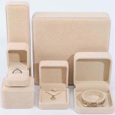 kaufen Großhandel Fertigung Hign End Schmuck Verpackung Personalisiertes Custom Logo Luxus Halskette Armband Ohrring Ring Verpackung Samt Beige Schmuckbox online manufacture
