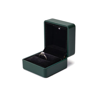 Custom Ring Packaging Solution Beleuchtete grüne Lederschmuckbox mit Seidenverkleidung und Logo