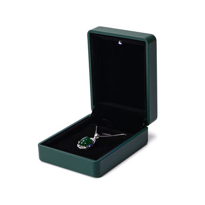 Custom Ring Packaging Solution Beleuchtete grüne Lederschmuckbox mit Seidenverkleidung und Logo