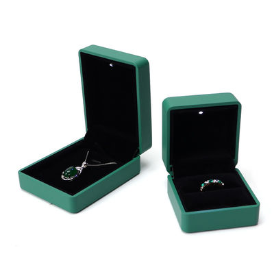Custom Ring Packaging Solution Beleuchtete grüne Lederschmuckbox mit Seidenverkleidung und Logo