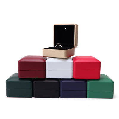 Custom Ring Packaging Solution Beleuchtete grüne Lederschmuckbox mit Seidenverkleidung und Logo
