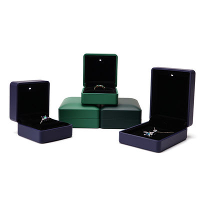 Custom Ring Packaging Solution Beleuchtete grüne Lederschmuckbox mit Seidenverkleidung und Logo