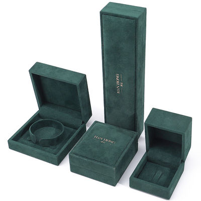 kaufen Großhandel Fertigung Luxus Samt Schmuckschachtel Personalisiertes Custom Logo Dunkelgrünes Halskette Armband Ohrringe Ring Verpackung Samt Schmuckschachtel online manufacture