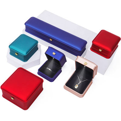 Anpassbare glänzende Kunststoff-LED-Belichtung Schmuckschachtel mit Goldkronenornament