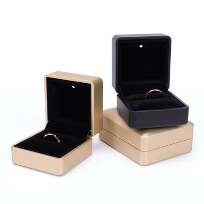 Hanhong Custom Ring Box mit leichten 6,5*6,5*4,5cm Größe Schwarzes Leder und Samtmaterial