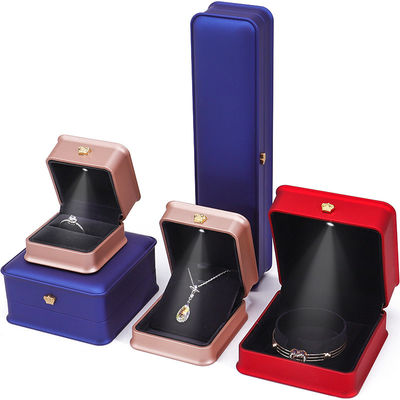 Anpassbare glänzende Kunststoff-LED-Belichtung Schmuckschachtel mit Goldkronenornament