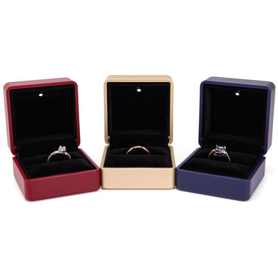 Hanhong Custom Ring Box mit leichten 6,5*6,5*4,5cm Größe Schwarzes Leder und Samtmaterial