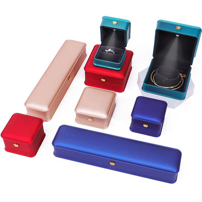 Anpassbare glänzende Kunststoff-LED-Belichtung Schmuckschachtel mit Goldkronenornament