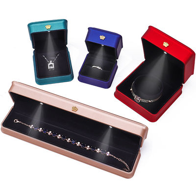 Anpassbare glänzende Kunststoff-LED-Belichtung Schmuckschachtel mit Goldkronenornament