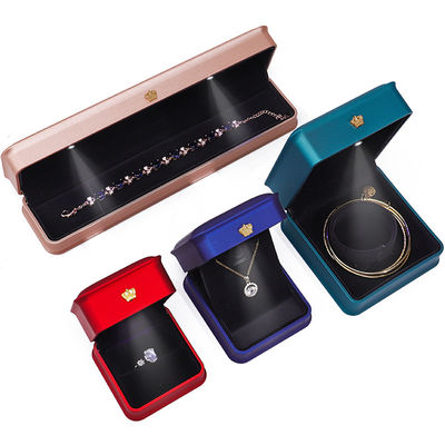 Anpassbare glänzende Kunststoff-LED-Belichtung Schmuckschachtel mit Goldkronenornament