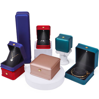 Anpassbare glänzende Kunststoff-LED-Belichtung Schmuckschachtel mit Goldkronenornament