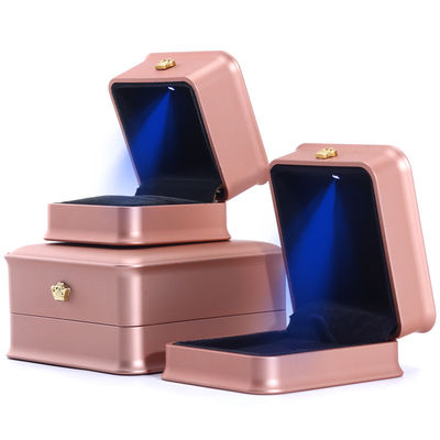 Custom Luxury Crown Jewelry Packaging Box mit LED-Licht und Plastik Samtmaterial