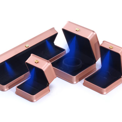 Custom Luxury Crown Jewelry Packaging Box mit LED-Licht und Plastik Samtmaterial