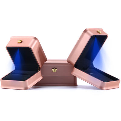 Custom Luxury Crown Jewelry Packaging Box mit LED-Licht und Plastik Samtmaterial