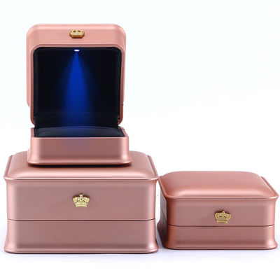 Custom Luxury Crown Jewelry Packaging Box mit LED-Licht und Plastik Samtmaterial