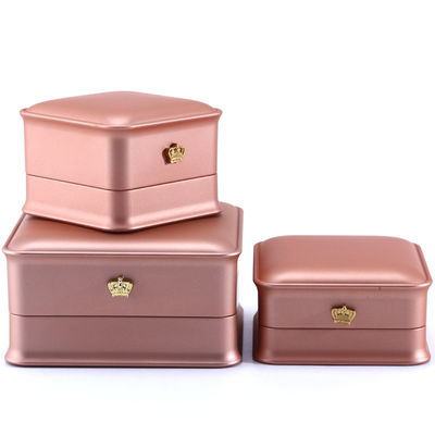 Custom Luxury Crown Jewelry Packaging Box mit LED-Licht und Plastik Samtmaterial