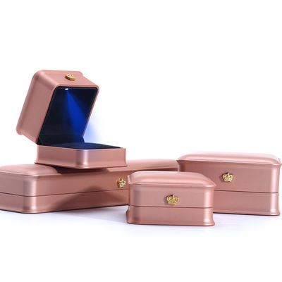 Custom Luxury Crown Jewelry Packaging Box mit LED-Licht und Plastik Samtmaterial