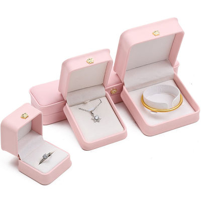 kaufen 10*10*5cm rosa Leder Schmuckschachtel für Kronen Armbänder Anhänger und Ringe Custom Logo online manufacture