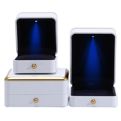 kaufen Custom Schmuckkasten Verpackung Gold Trim Plastik Schmuckkasten mit LED-Beleuchtung online manufacture