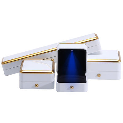 Custom Schmuckkasten Verpackung Gold Trim Plastik Schmuckkasten mit LED-Beleuchtung