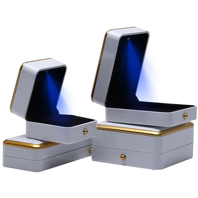 Custom Schmuckkasten Verpackung Gold Trim Plastik Schmuckkasten mit LED-Beleuchtung