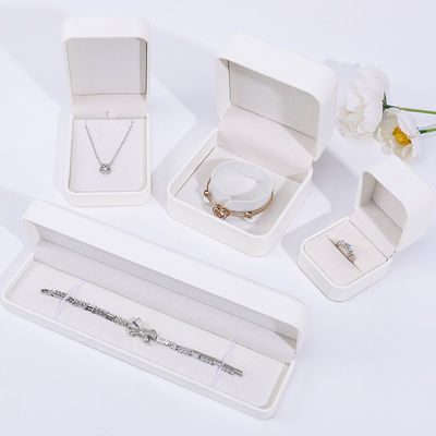 kaufen Einfache weiße PU-Lederschmuckbox, Lederschmuckkoffer für Ring Anhänger Armband online manufacture