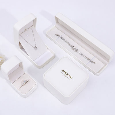 Einfache weiße PU-Lederschmuckbox, Lederschmuckkoffer für Ring Anhänger Armband