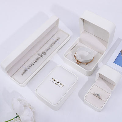 Einfache weiße PU-Lederschmuckbox, Lederschmuckkoffer für Ring Anhänger Armband