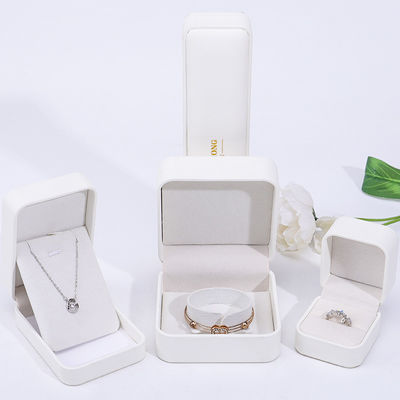 Einfache weiße PU-Lederschmuckbox, Lederschmuckkoffer für Ring Anhänger Armband