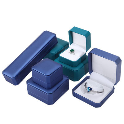 Quadratische Schmuckschachtel aus Leder zur individuellen Verpackung von Ohrringe Armband Halskette Ring