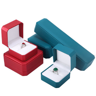 Quadratische Schmuckschachtel aus Leder zur individuellen Verpackung von Ohrringe Armband Halskette Ring