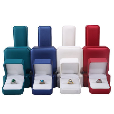 Quadratische Schmuckschachtel aus Leder zur individuellen Verpackung von Ohrringe Armband Halskette Ring