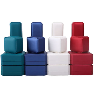 Quadratische Schmuckschachtel aus Leder zur individuellen Verpackung von Ohrringe Armband Halskette Ring