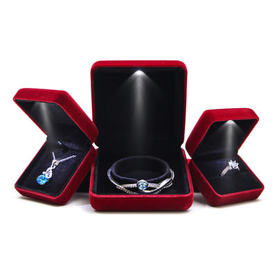 Luxuriöse LED-Schmuckschachtel mit geprägtem Hanhong-Logo und rotem Samtinneren