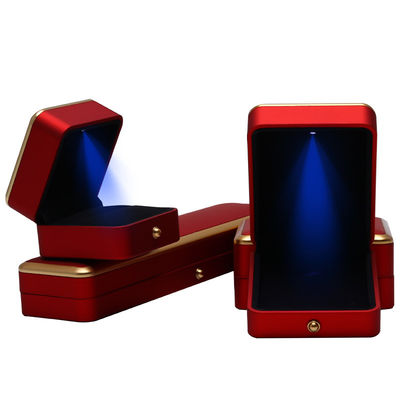 Kunststoff-Spray-Schaubild Quadrat Luxus Halskette Ring Rot LED Schmuckschachtel Handgefertigt