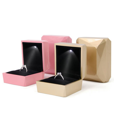 Custom Logo PU Kunststoff Schmuck Verpackungskiste mit LED-Licht Hanhong Luxus Ring Box