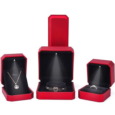 kaufen Luxus-Schmuck-Display-Box mit LED-Licht und Custom-Logo Rotfarbe 10*10*5cm online manufacture