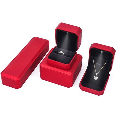 Luxus-Schmuck-Display-Box mit LED-Licht und Custom-Logo Rotfarbe 10*10*5cm