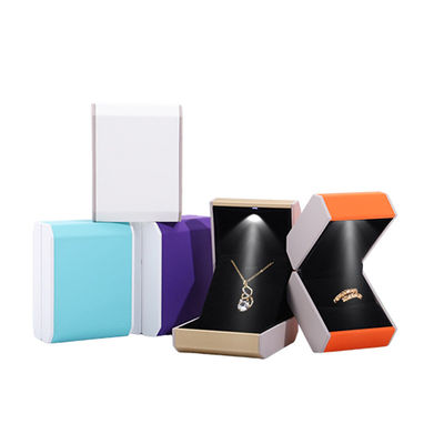 angepasste Größe angepasste LED-Kunststoffschmuckbox mit orangefarbener LED und Kundenlogo