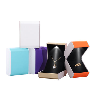Kontaktieren Sie uns für kundenspezifische LED-Beleuchtung Kunststoff Schmuckbox Blau LED Ring Box Samt Futter