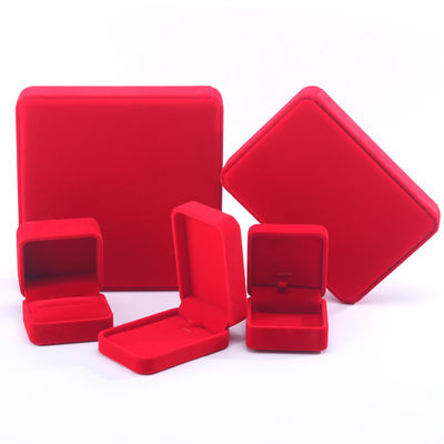 China Herstellung Großhandel Luxus Samt rot Schmuck Verpackung Box Schmuck Benutzerdefinierte High-End Halskette Armband Ohrringe Ring Schmuck Box Verpackung mit Logo