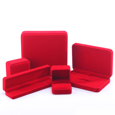 China Herstellung Großhandel Luxus Samt rot Schmuck Verpackung Box Schmuck Benutzerdefinierte High-End Halskette Armband Ohrringe Ring Schmuck Box Verpackung mit Logo