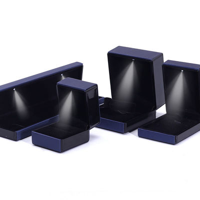 Kundenlogo LED-Licht Schmuckschachtel für Armband Halskette und Ring in blauem Leder