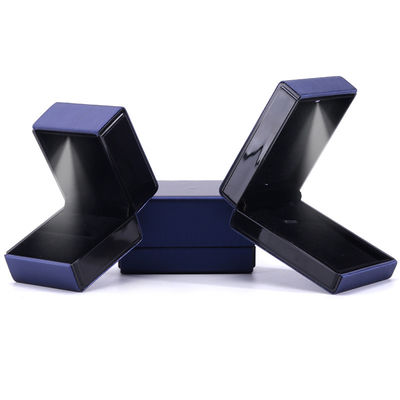 Kundenlogo LED-Licht Schmuckschachtel für Armband Halskette und Ring in blauem Leder