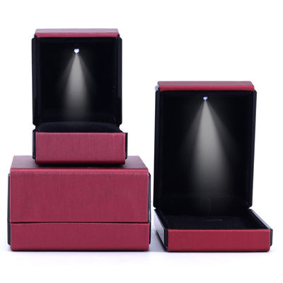 Hanhong Custom Logo LED Licht Schmuckkasten für Armbänder Halsketten und Ringe in Leder