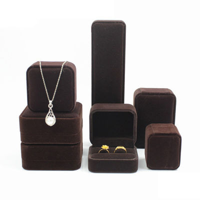 China Herstellung Großhandel High-End Handgefertigte Halskette Ring Box Schmuck Verpackung Custom Logo Luxus Quadrat Suede Samt Braun Schmuck Box