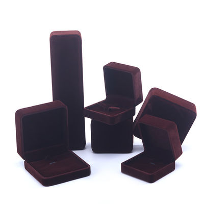 China Herstellung Großhandel High-End Handgefertigte Halskette Ring Box Schmuck Verpackung Custom Logo Luxus Quadrat Suede Samt Braun Schmuck Box